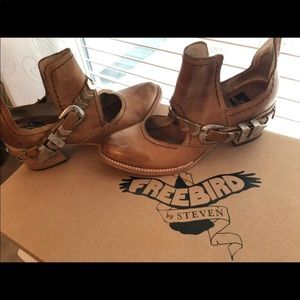 FreeBird Blade buckle tan ankle booties